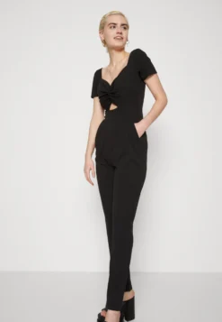 Wal G Sarb Cut Out- Jumpsuit - Black -Wal G Verkoopwinkel 0685d0bfb8684fc2b05dedf9d258f511 scaled
