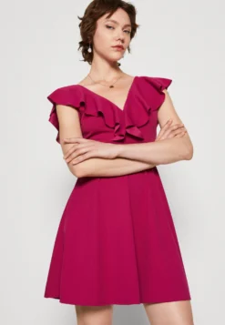 Wal G Micky Ruffle Skater - Cocktailjurk - Raspberry -Wal G Verkoopwinkel 0b0f3722bfd04e6da2885422d9824348 scaled