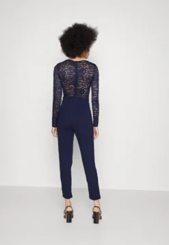 Wal G Blake Long Sleeve - Jumpsuit - Navy Blue -Wal G Verkoopwinkel 0c72a3a2a8c543f08483e12323b11384 scaled