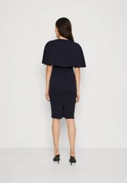 Wal G Ronny Cape Midi - Jerseyjurk - Navy Blue -Wal G Verkoopwinkel 0eabcae05c60432c9a616e8320237190 scaled