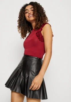 Wal G Ben Ruffle Bodysuit - T-Shirt Print - Burgundy -Wal G Verkoopwinkel 12873ed798604e598e8cb75e38e94f0d scaled