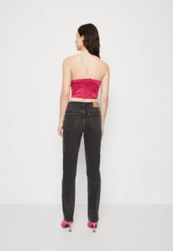Wal G Razz Knot Crop - Top - Fuchsia -Wal G Verkoopwinkel 1643219454df4ddaa2b6311e2172b685 scaled
