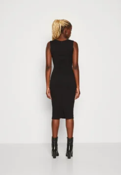 Wal G Brody Curve Neck Midi - Etui-Jurk - Black -Wal G Verkoopwinkel 1b2e8c5dfa724b66a91c41413b51f687 scaled