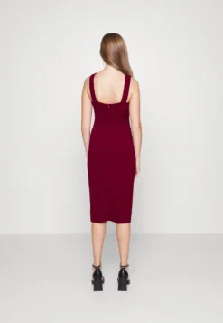 V Neck Midi - Cocktailjurk - Berry Wine 8 V Neck Midi - Cocktailjurk - Berry Wine -Wal G Verkoopwinkel 1bb603d95542451e9b3b87e4f9d19123 scaled