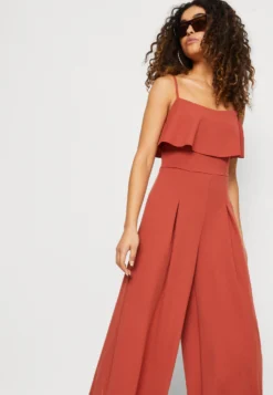 Wal G Nora Ruffle - Jumpsuit - Burnt Orange -Wal G Verkoopwinkel 1cc2bfcb8f4f41f2af3ab47fdcc0f880 scaled