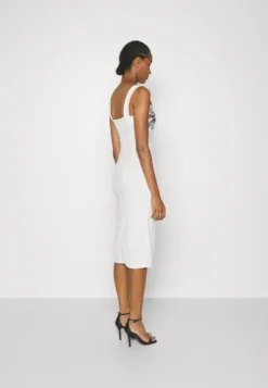 Embroidered V Neck Rose Midi - Jurk - White Floral -Wal G Verkoopwinkel 214d41cafff14840996936a3fea5c7ef scaled