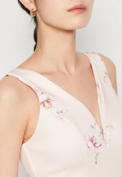 Wal G Wedding Dolly V Neck Print Maxi - Jerseyjurk - Apricot/Multi-Coloured -Wal G Verkoopwinkel 2494950045b242d7b7f24b85a7fc2164 scaled