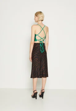 Wal G Milly Strappy - Top - Leaf Green -Wal G Verkoopwinkel 262b5b03691d47aa92ea233a8b25d6b0 scaled