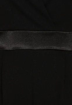 Wal G Pinny Cut Out - Jumpsuit - Black -Wal G Verkoopwinkel 26a553bb0f814bcca949785a27e5f657 scaled