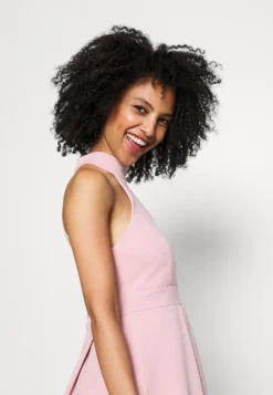 Cheryl Halter Neck Skater Dress - Cocktailjurk - Blush Pink -Wal G Verkoopwinkel 2904c1d57ae043d38432022c67f9be66 scaled