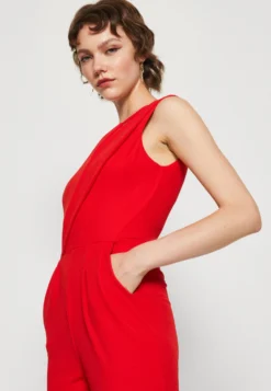 Wal G Mica Cut Out- Jumpsuit - Red -Wal G Verkoopwinkel 2cb1131f73b5415b9925d420ada90df8 scaled