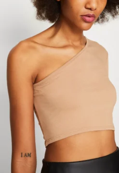 Wal G Milly One Sleeve Crop - Longsleeve - Camel -Wal G Verkoopwinkel 2e890f49fae44120833f713f9dd874aa scaled