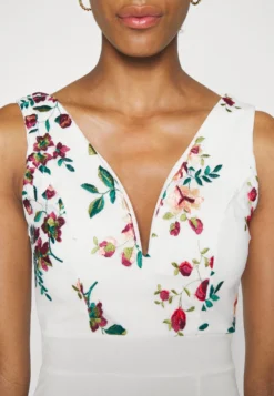 Embroidered V Neck Rose Midi - Jurk - White Floral -Wal G Verkoopwinkel 2f3640d7e0d243a086a5fc59e52a9a5a scaled