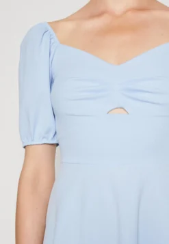 Wal G Haliday Cut Out Skater - Jerseyjurk - Sky Blue -Wal G Verkoopwinkel 3df886cf515b48dc89d58900b9e34767 scaled