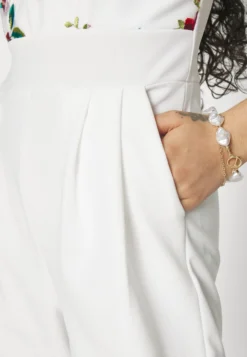 Contrast Plunge - Jumpsuit - White Floral -Wal G Verkoopwinkel 40eb1856092547d6a680379919329183 scaled