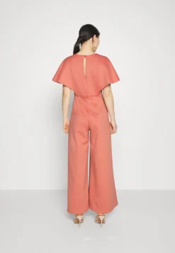 Wedding Petite Betty Wrap Jumpsuit - Jumpsuit - Rosa -Wal G Verkoopwinkel 42dd88d13bf64ef3a03534378cc7009f scaled