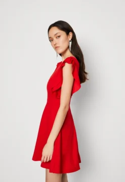 Wal G Lucia V Neck Frill Sleeve Skater Dress - Cocktailjurk - Red 9 Wal G Lucia V Neck Frill Sleeve Skater Dress - Cocktailjurk - Red -Wal G Verkoopwinkel 45fa005a41d04fabbe2ce988d73a37da scaled