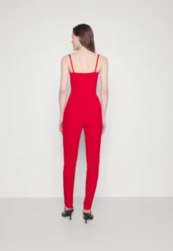 Xina Strappy - Jumpsuit - Red -Wal G Verkoopwinkel 49b51f78ba334eddbab92e724fa32302 scaled