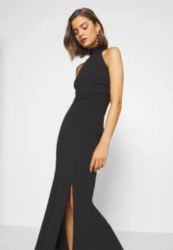 Wal G Sara Halter Neck Maxi Dress - Galajurk - Black -Wal G Verkoopwinkel 4a6160f4cd5e49e88de4172cb10cfb75 scaled