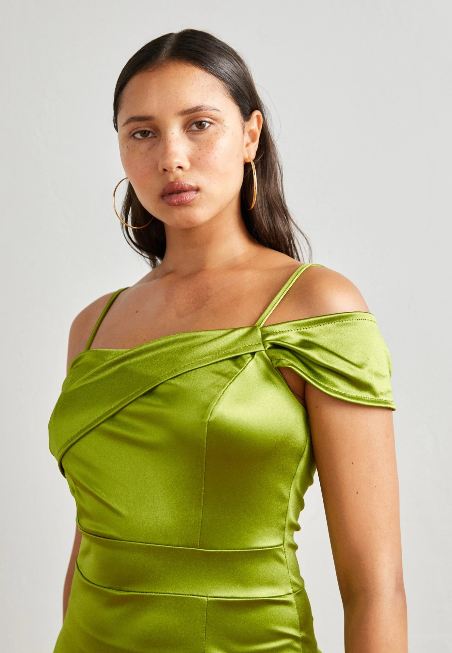Wal G Peace Off Shoulder Midi - Cocktailjurk - Olive Green 3 Wal G Peace Off Shoulder Midi - Cocktailjurk - Olive Green - Afbeelding 3
