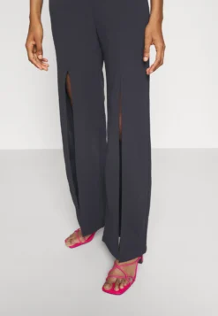 Alfo Cross Neck Jumpsuit - Jumpsuit - Navy Blue -Wal G Verkoopwinkel 4b4eca4618f04756b250b984ff5c824c scaled