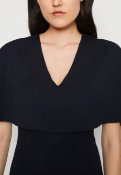 Wal G Ronny Cape Midi - Jerseyjurk - Navy Blue -Wal G Verkoopwinkel 4bbd3cee2f9f4a13a832378b183dae26 scaled