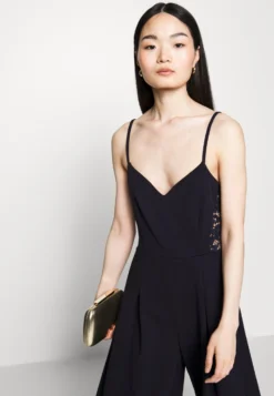 Laney Wide Leg - Jumpsuit - Navy Blue 9 Laney Wide Leg - Jumpsuit - Navy Blue -Wal G Verkoopwinkel 4f788e86939f4b05bb00919d79559c7f scaled