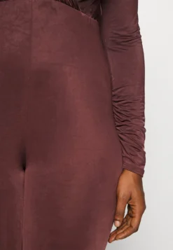 Curve Cece- Jumpsuit - Chocolate Brown -Wal G Verkoopwinkel 5867e24be1ff42bda785e0bb9b17b048 scaled