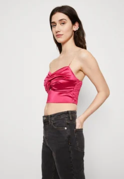 Wal G Razz Knot Crop - Top - Fuchsia -Wal G Verkoopwinkel 5ae47907f0a249e8a8b9c806f35d8db8 scaled