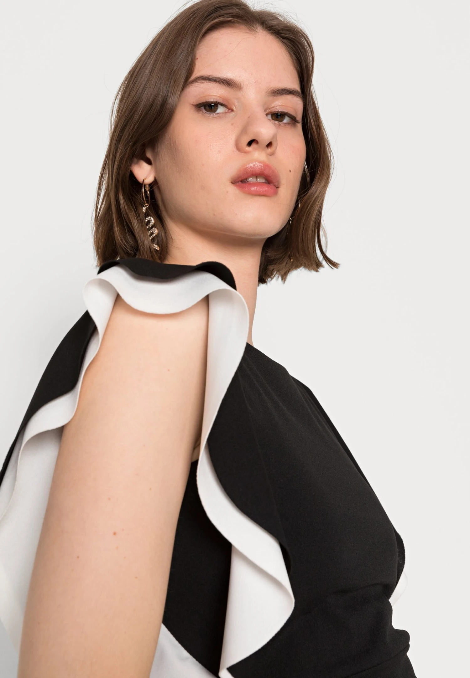 Wal G Kelly Ruffle Sleeve Midi Dress - Cocktailjurk - Black/White 5 Wal G Kelly Ruffle Sleeve Midi Dress - Cocktailjurk - Black/White - Afbeelding 5