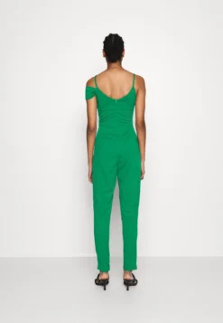 Harriet One Sleeve - Jumpsuit - Leaf Green -Wal G Verkoopwinkel 5dd56ee4f2e844a28d2a14331ebfddd7 scaled