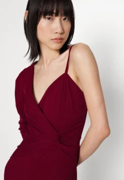 Wal G Ciaramin One Sleeve Jumpsuit - Jumpsuit - Berry Wine -Wal G Verkoopwinkel 60255cb0745145cea7d839e471fbecf4 scaled