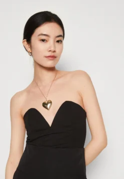 Wal G Liza V Neck- Top - Black -Wal G Verkoopwinkel 72eadd73453e46e0a4f286abae4fe051 scaled