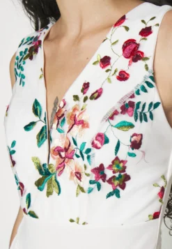 Contrast Plunge - Jumpsuit - White Floral -Wal G Verkoopwinkel 7356a468cb8842008b63daebb28af18d scaled