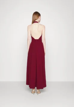 Wal G Yanny Halter Neck Bodycon - Galajurk - Berry Wine -Wal G Verkoopwinkel 7590f05e0d434bab9cb27ce321fb5b35 scaled