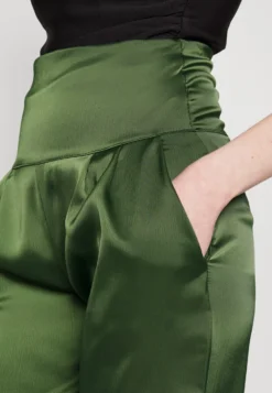 Wal G Peppa High Waisted Trouser - Broek - Dark Khaki -Wal G Verkoopwinkel 797f82a3f6b14fddb6955bf9153a1320 scaled