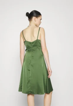 Wal G Dalia Cupped Midi - Jurk - Medow -Wal G Verkoopwinkel 7a1617e3f436434282139c4ed745c7d9 scaled