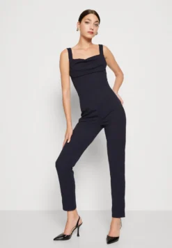 Wal G Serena Pleated - Jumpsuit - Navy Blue 9 Wal G Serena Pleated - Jumpsuit - Navy Blue -Wal G Verkoopwinkel 7a3662e2aea14cf08898784ebc291f77 scaled