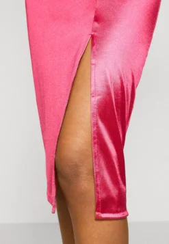 Wal G Saira Midi - Etui-Jurk - Fuchsia -Wal G Verkoopwinkel 7f192874f8484d1db6b463da9133fadc scaled