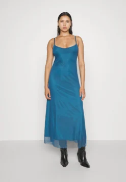 Wal G Sandy - Maxi-Jurk - Dark Teal Blue -Wal G Verkoopwinkel 83341e8d1431481cbc27b1b97cb8b9da scaled