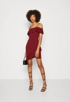 Wal G Revra Strappy Frill Skater - Cocktailjurk - Berry Wine -Wal G Verkoopwinkel 8362978ea5a747239f9d63e47b5ca418 scaled
