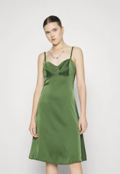 Wal G Dalia Cupped Midi - Jurk - Medow -Wal G Verkoopwinkel 8cad9b1cf16f41beb04d31fdf25353f1 scaled