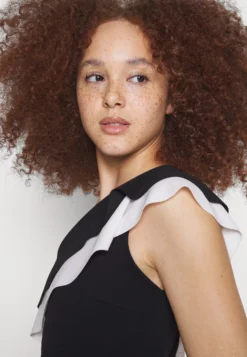 Wal G Smeena One Shoulder Midi - Jerseyjurk - Black/White 9 Wal G Smeena One Shoulder Midi - Jerseyjurk - Black/White -Wal G Verkoopwinkel 8f516a315f7742e6b49adb579d6c99d9 scaled