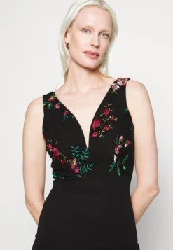Embroidered V Neck Rose Midi - Jurk - Black Floral -Wal G Verkoopwinkel 91831e1d095643f3899e2b3bec2455ed scaled