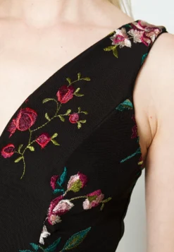 Embroidered V Neck Rose Midi - Jurk - Black Floral -Wal G Verkoopwinkel 919b815aa7a04d6db25a574a27d6337d scaled