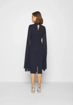 Wal G Cape Sleeve Dress - Cocktailjurk - Navy Blue -Wal G Verkoopwinkel 9583139ed6d04f50800757bd304164be scaled