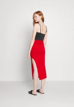 Wal G Reilly Rouched Midi Skirt - Kokerrok - Red 8 Wal G Reilly Rouched Midi Skirt - Kokerrok - Red -Wal G Verkoopwinkel 95861077bc994fcdafa8edca87337b6f scaled