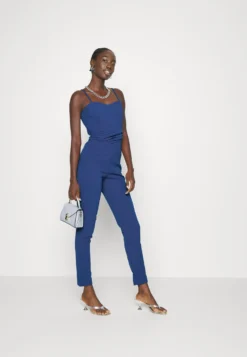 Wal G Rimi Straight Leg - Jumpsuit - Electric Blue -Wal G Verkoopwinkel 96c5f45b2122416c8894cdc6ee5a8afb scaled