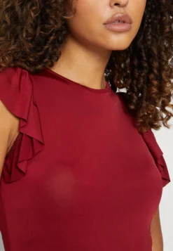 Wal G Ben Ruffle Bodysuit - T-Shirt Print - Burgundy -Wal G Verkoopwinkel 9fc2404e557440c7b40bd01efa5199e1 scaled