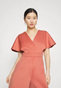 Wedding Petite Betty Wrap Jumpsuit - Jumpsuit - Rosa -Wal G Verkoopwinkel a039e1654713452e899e7e1b3f2d549b scaled